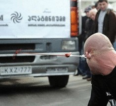 Грузинский богатырь протащил грузовик ухом