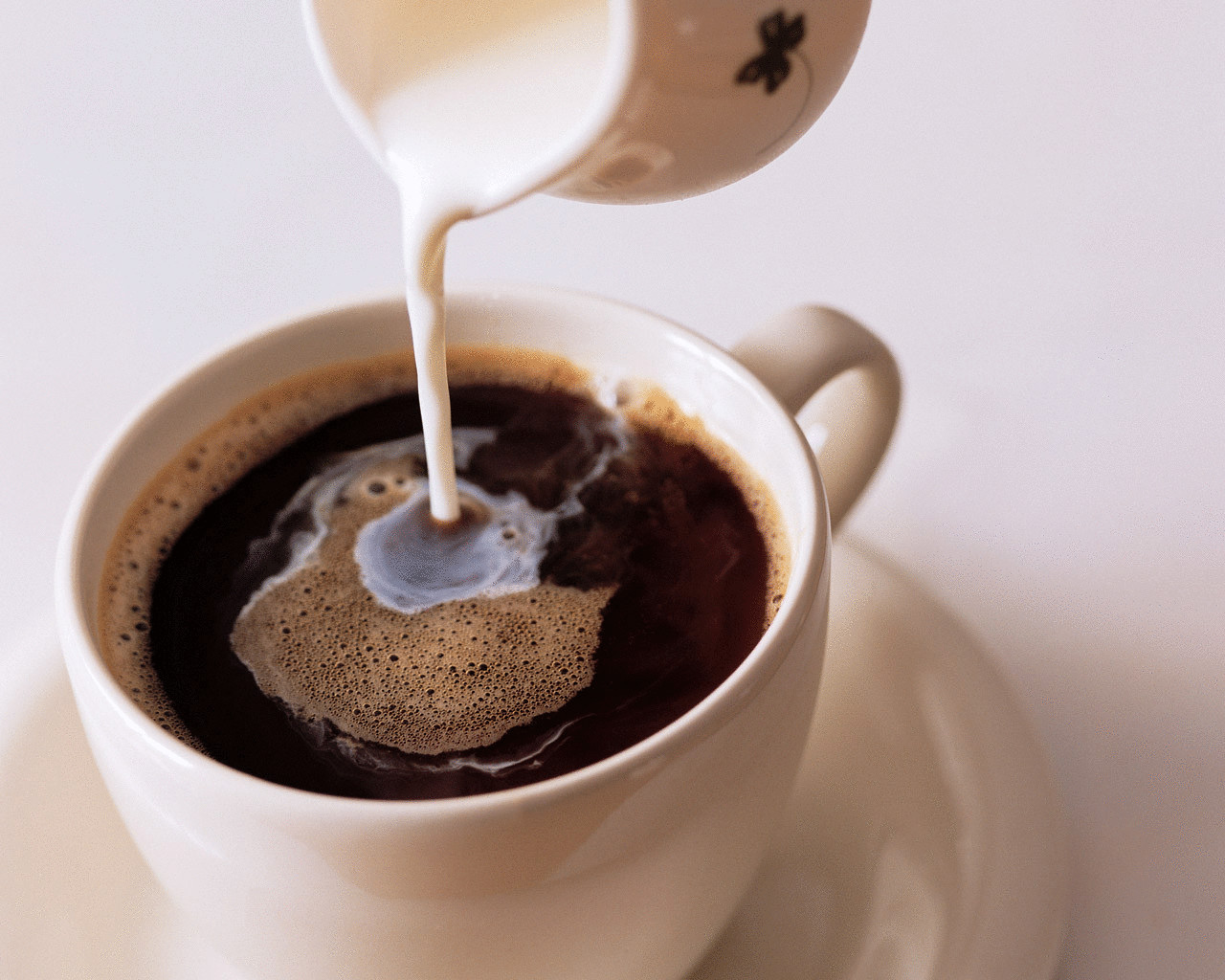 Что можно добавить в утренний кофе, чтобы быстрее проснуться