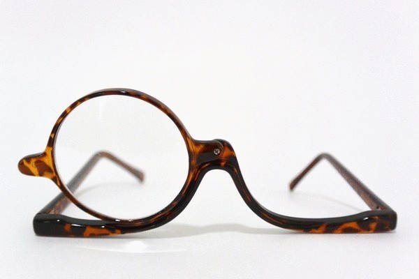 Представлены специальные очки, которые облегчат процедуру нанесения макияжа