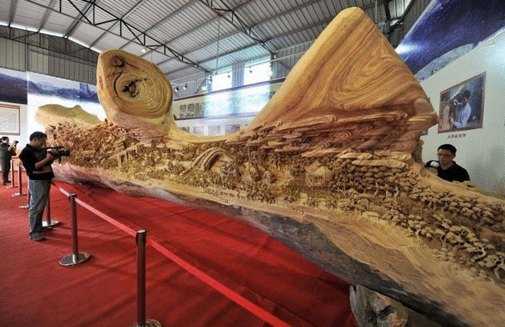Китайский скульптор вырезал 12-метровую деревянную скульптуру-рекордсмена Книги Гиннесса
