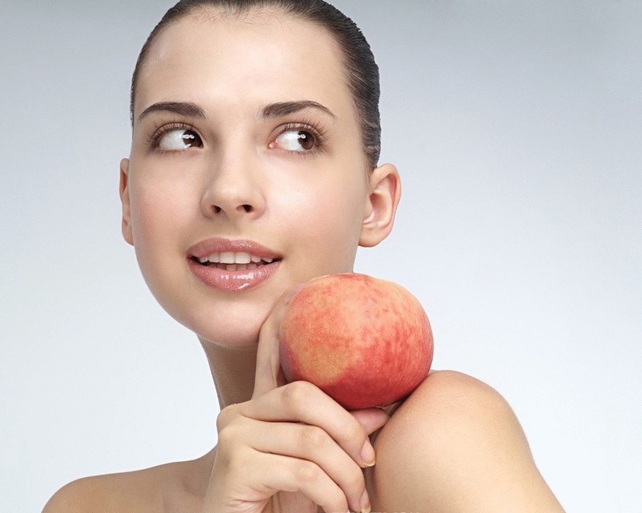 Необычный массаж яблоками сделает Вашу кожу невероятно красивой