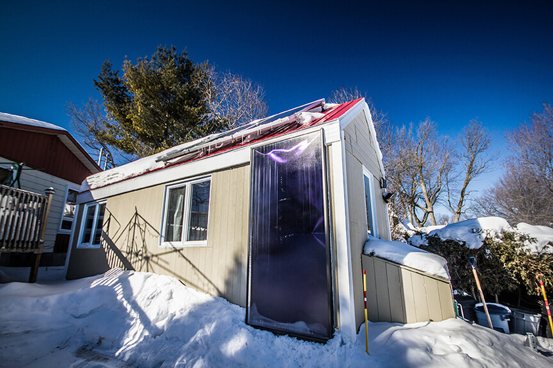Канадец построил уникальный дом-трейлер с солнечным отоплением