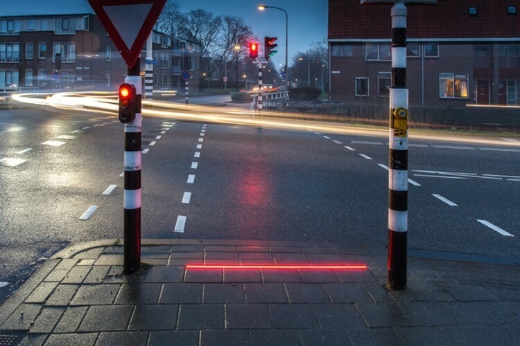 В Нидерландах появились светофоры для зависимых от смартфонов