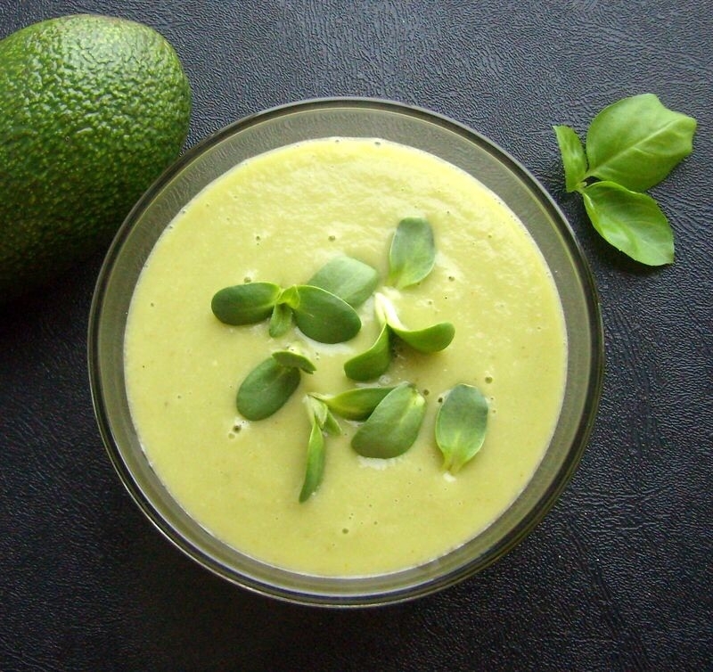 Восхитительный суп из огурца и авокадо — полезнее не придумаешь!