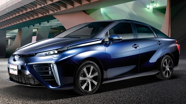 Рекламные щиты водородного седана Toyota Mirai очищают воздух