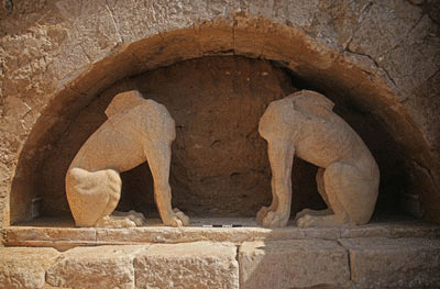 Сфинксы, «охранявшие» вход в гробницу.