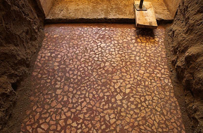 Мозаика в первой камере гробницы.