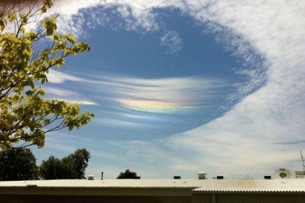 Редкое природное явление   в небе Австралии — облако с радугой внутри 
