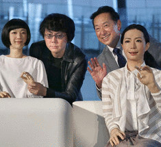 Роботы-дикторы представлены в Токийском музее +видео