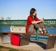 Скамейки с подзарядкой для гаджетов