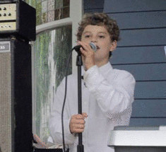 8-летний мальчик устроил бесплатный концерт , который увидели тысячи людей