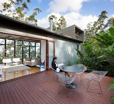 Экологичный дом с огородом и садом