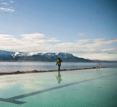 Бассейн с видом на полярное сияние