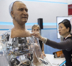 Робот-гуманоид компании Hanson Robotics реагирует на мимику человека