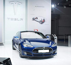 Tesla продемонстрировала во Франкфурте мощный электрокар Model S P90D