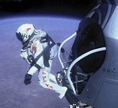 Безстрашный прыжок в космосе