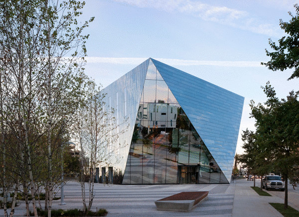 Фасад, меняющий облик музея, Кливленд