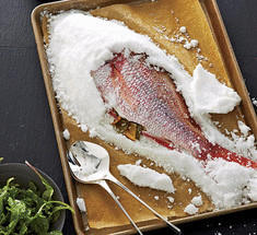 Рыба, запеченная  в соли — простой и изысканный рецепт