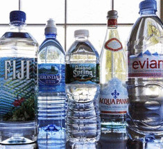 Что нужно проверить покупая  воду в пластиковой бутылке