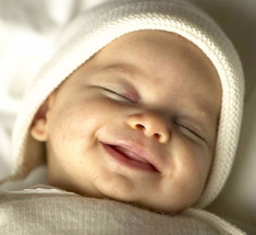 Младенцы улыбаются для того, чтобы управлять родителями!