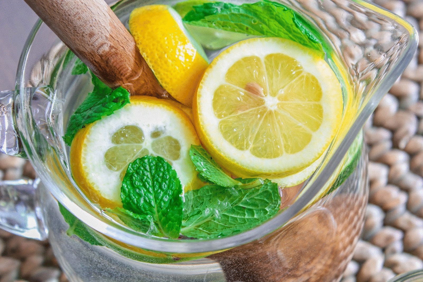 Вода для похудения рецепт приготовления. Вода Сасси. Вода с лимоном. Лимонный напиток для похудения. Стакан воды с лимоном.