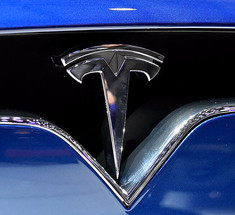 Tesla показала автоматизированную систему замены батарей электрокаров