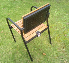 Садовые кресла с солнечными батареями для подзарядки смартфонов