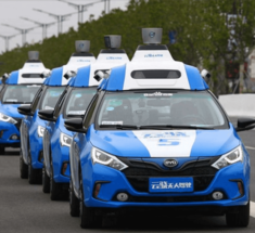 Беспилотники китайского аналога Google начали возить пассажиров