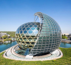 Здание-шар с вращающимся солнечным «парусом» в Париже