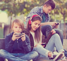 47% родителей обеспокоены, что у их ребёнка болезненная привязанность к смартфону