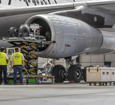 Lufthansa разработала технологию очистки авиадвигателя сухим льдом