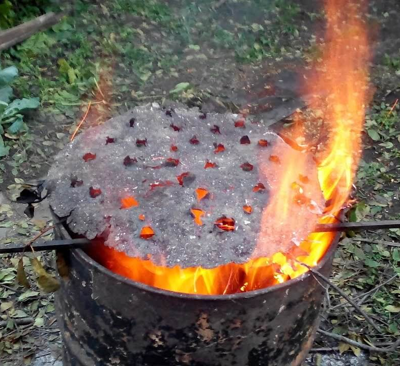 Сжигание на даче. Кострище для сжигания мусора на даче. Сжигать мусор на даче. Бочка для розжига. Очаг на участке для сжигания мусора.