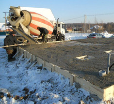 Особенности заливки фундамента зимой: способы прогрева бетона