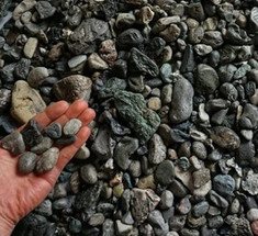 Новый вид пластиковых отходов маскируется под обычные камни