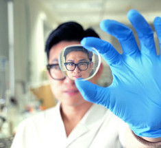 Высокотехнологичная обработка линз может навсегда избавить очки от запотевания