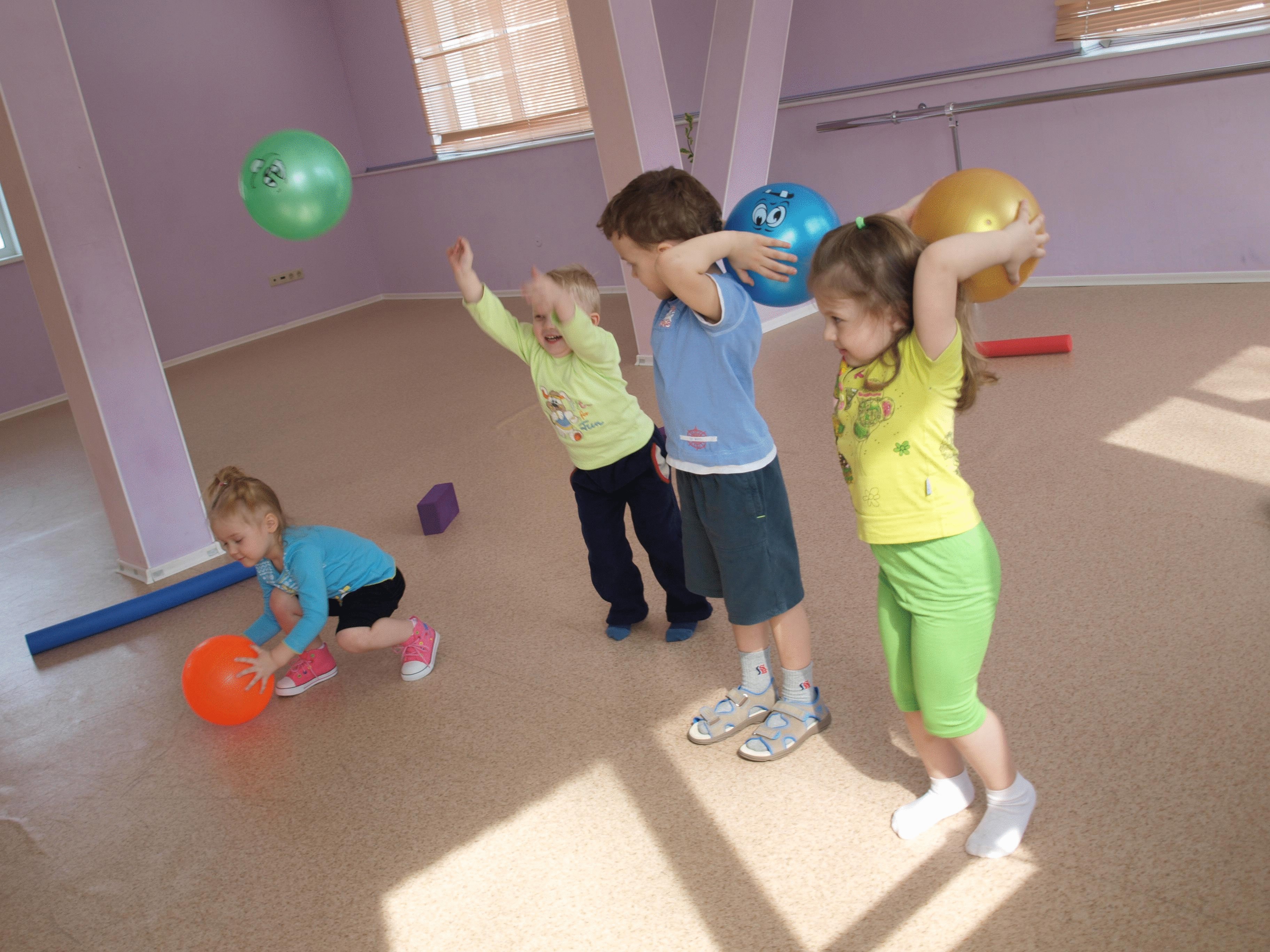 Physical games. Игровая физкультура для дошкольников. Физкультура в садике. Игровые упражнения с мячом. Дети на физкультуре в детском саду.