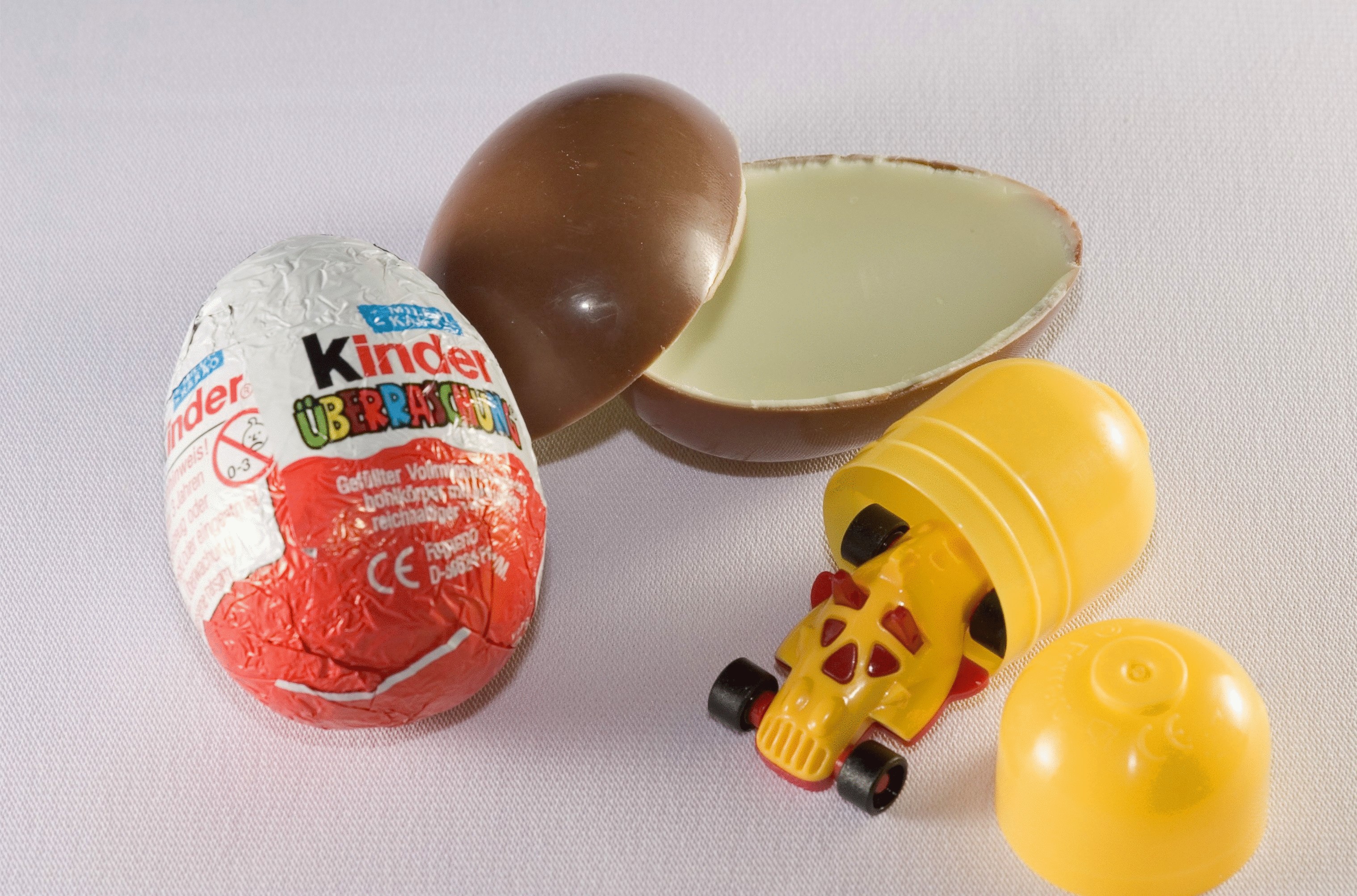 Открывать яйца сюрпризы. Киндер сюрприз шоколад яйцо. Шоколадное яйцо Киндер сюрприз.