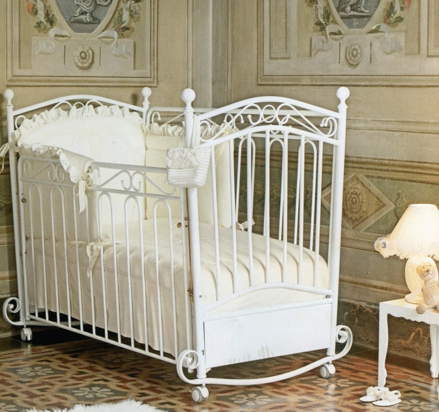 Кроватка и матрасик для новорожденного