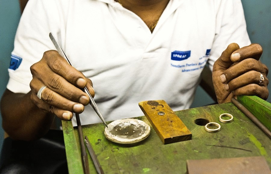 Как добывают драгоценные камни на Шри-Ланке 