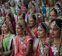 В День отца индийский бизнесмен принял поздравления от 472 дочерей