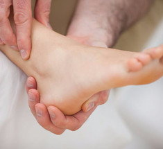 Постукивание пятками о пол: простой способ позаботиться о здоровье ног