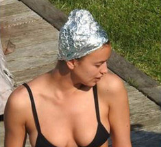 Зачем супермодель Ирина Шейк надевает на пляже шапочку из фольги