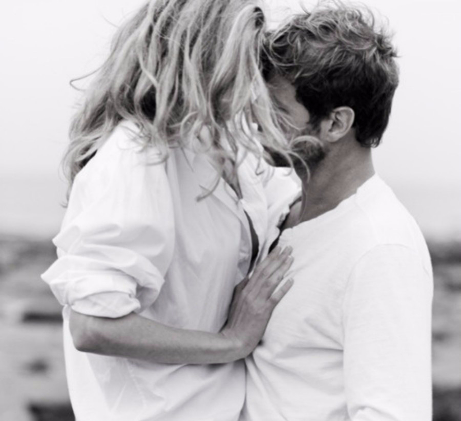 Он сильно ее захотел. Девушка и парень обнимаютс. Мужчина обнимает девушку. Обнять бы. Цитаты про любимого мужчину.