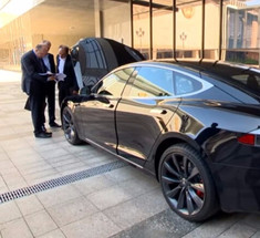 Лукашенко протестировал Tesla Model S и распорядился создать электромобиль по этому образцу