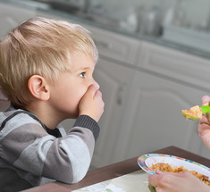 Поле боя за столом: Как не воевать, а помочь ребенку, который не хочет есть