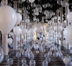 Воздушные шары в музыкальной инсталляции Уильяма Форсайта