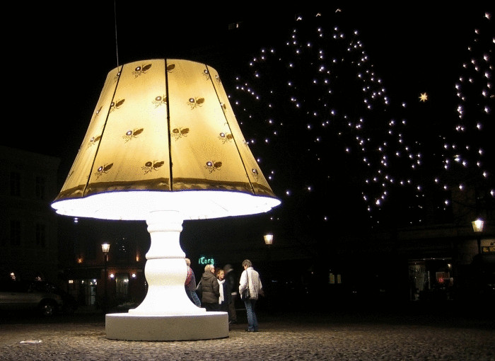 Гигантская говорящая лампа на площади Лилла Торг