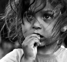 Без розовых и черных очков: Надо ли защищать детей от правды жизни