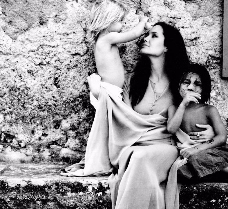 У него двое дочерей. Семейная фотосессия мама и дочки. Семейные фотографии в студии с мамой. Фотосессия мать и дочь. Семья взрослые дети.