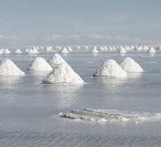 Добыча соли на озере Кэтви в Уганде
